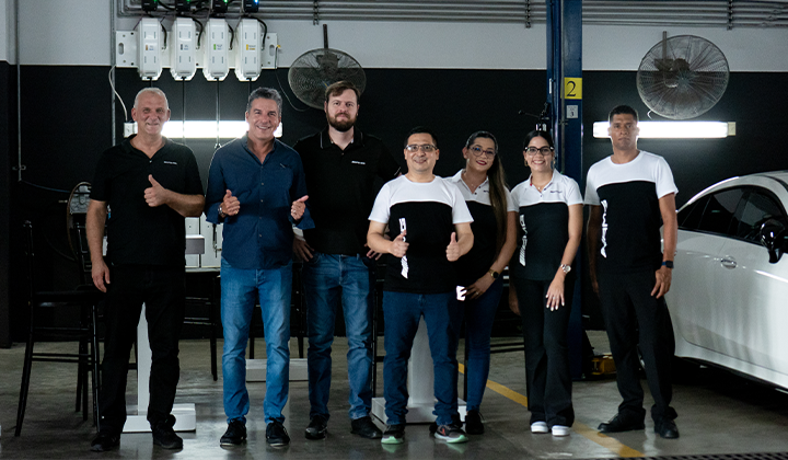 Mecánicos especializados de Mercedes-Benz AMG comparten una experiencia excepcional con selectos clientes de Panamá.