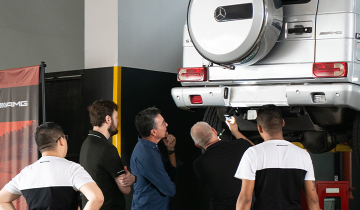 Mecánicos especializados de Mercedes-Benz AMG comparten una experiencia excepcional con selectos clientes de Panamá.